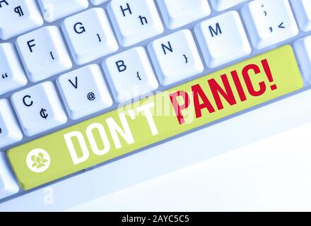 Testo per la scrittura di parole Don T Panic. Concetto di business per improvvisamente sentirsi così preoccupato o spaventato che non si può comportarsi White pc keyb Foto Stock