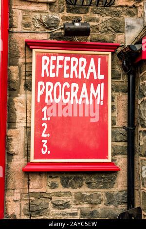 Scrittura concettuale a mano che mostra il programma di riferimento. Foto aziendale che mostra il metodo di reclutamento interno utilizzato dall'organizzazione Foto Stock