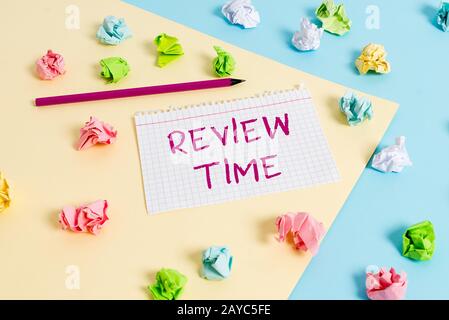 Segno di testo che indica il tempo di revisione. Foto concettuale per pensare o parlare di qualcosa di nuovo impostare il programma di revisione colorato crumpled p Foto Stock