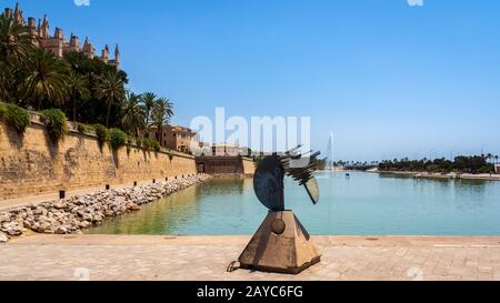 Una scultura astratta di fronte alla Cattedrale di Santa Maria di Palma a Maiorca Foto Stock