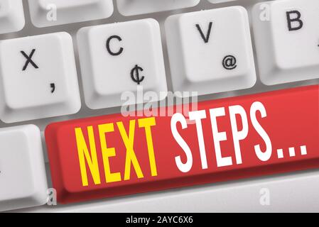 Testo per la scrittura di parole passi successivi. Concetto di business per qualcosa che fate o progettate dopo che avete finito qualcos'altro Keyboa bianco del pc Foto Stock