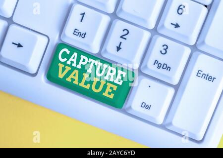 Scrittura del testo valore di acquisizione. Concetto che significa rapporto con il cliente soddisfare le esigenze mantenimento della forza del marchio tastiera PC bianca w Foto Stock