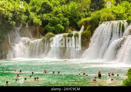 Cascate di Croatia.Tourists nuoto vicino cascate in acque cristalline. Luogo turistico nel Parco Nazionale della Dalmazia Krka, pla Foto Stock