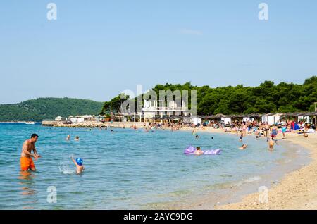 Solaris resort panoramica della spiaggia di Sibenik in Croazia pieno di turisti che si godono il sole e il mare Foto Stock