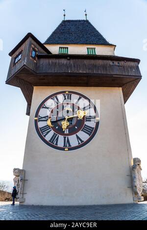 Vista a torre dell orologio a Graz su un cielo blu in inverno Foto Stock