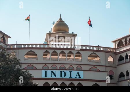 Attari, India - 8 febbraio 2020: Ingresso allo stadio dall'India segno alla cerimonia di chiusura del confine di Wagah con il Pakistan a Punjab Foto Stock