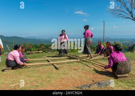 Manggarai donne che eseguono un Tetek Alu, una tradizionale danza di salto con le pole di bambù in un villaggio di Melo nelle colline vicino Labuan Bajo, una città di pesca locate Foto Stock