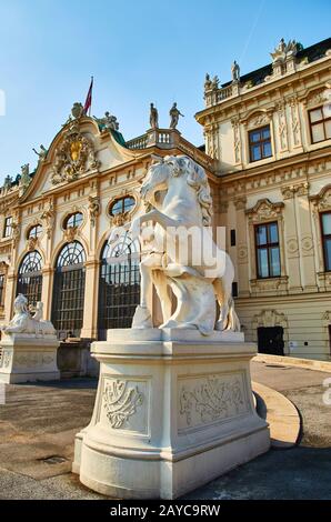 Statua barocca del cavallo accanto al Belvedere Foto Stock