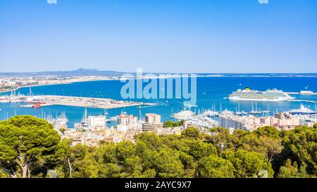 Vista panoramica della baia con porto, yacht e navi da crociera, Palma di Maiorca Foto Stock