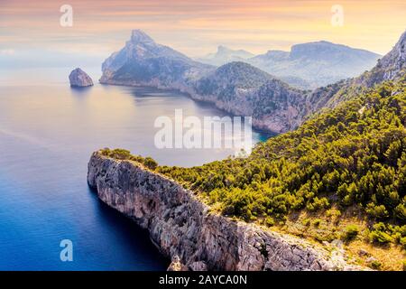 Punto di osservazione al Mirador es Colomer che sovrasta la penisola di Formentor, bellissimo tramonto, Maiorca Foto Stock