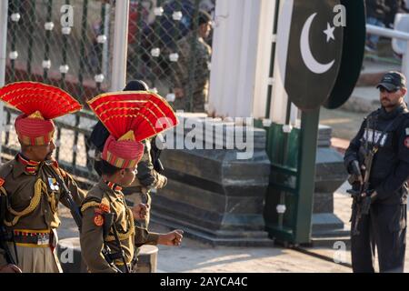 Attari, India - 8 febbraio 2020: I membri della forza di sicurezza Di Frontiera indiana si trovano di fronte ai Rangers del Pakistan alla cerimonia Di Frontiera di Wagah Foto Stock