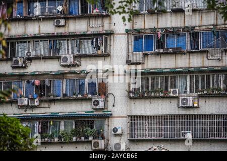 Chengdu, Cina - Luglio 2019 : finestre e balconi di vecchi edifici residenziali a Chengdu Foto Stock