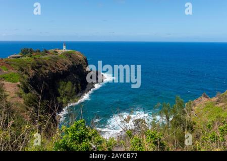 Vista dello storico faro di Kilauea (Registro Nazionale dei luoghi storici), costruito nel 1913, presso il Kilauea Point National Wildlife Refuge sul ha Foto Stock