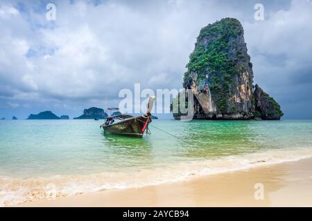 Barca a coda lunga sulla spiaggia di Phra Nang, Krabi, Thailandia Foto Stock