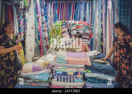 Piccolo negozio di tessuti e sartoria a Chengdu Foto Stock