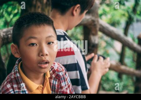 Ritratto di un giovane ragazzo cinese Foto Stock