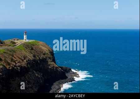 Vista dello storico faro di Kilauea (Registro Nazionale dei luoghi storici), costruito nel 1913, presso il Kilauea Point National Wildlife Refuge sul ha Foto Stock