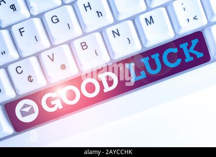 Scrittura concettuale della mano che mostra buona fortuna. Foto di affari che mostra una fortuna positiva o un risultato felice che una dimostrazione Foto Stock