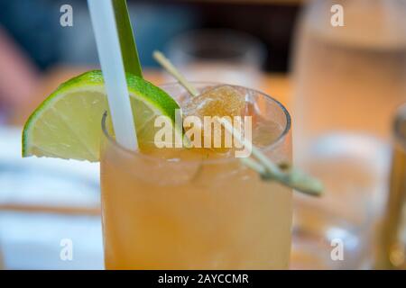 Bevanda tropicale (mai Tai) al Ristorante Ama ad Hanalei, all'estremità settentrionale dell'Isola Hawaiiana di Kauai, Hawaii, USA. Foto Stock