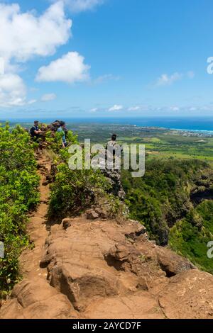 Escursionisti sul gigante dormiente, noto anche come Monte Nounou, un crinale di montagna situato a ovest delle città Wailua e Kapaa nella Riserva forestale di Nounou Foto Stock