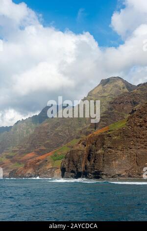 Vista da un'escursione in barca della costa di Na Pali sul lato occidentale dell'Isola Hawaiiana di Kauai, Hawaii, USA. Foto Stock