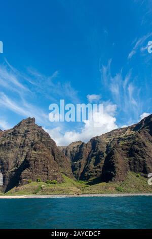 Vista da un'escursione in barca della costa di Na Pali sul lato occidentale dell'Isola Hawaiiana di Kauai, Hawaii, USA. Foto Stock