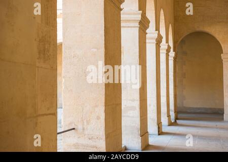 Corridoio con arco e colonne in pietra Foto Stock