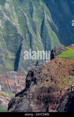Vista da un'escursione in barca della costa di Na Pali sul lato occidentale dell'Isola Hawaiiana di Kauai, Hawaii, USA. Foto Stock
