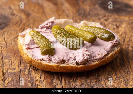 Salsiccia di fegato spalmata su un panino Foto Stock