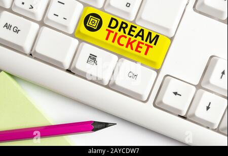 Cartello di testo con la scritta Dream Ticket. Foto concettuale se un'opportunità o una situazione è in perfetta combinazione White pc tastiera wi Foto Stock