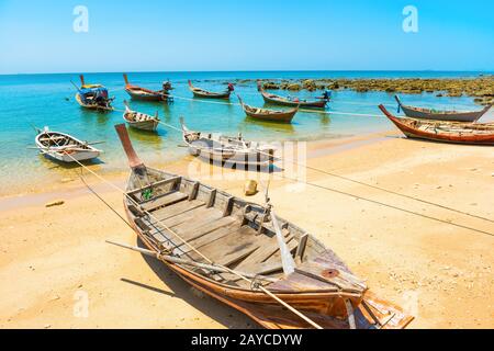 Tradizionali barche in legno ormeggiate alla spiaggia di sabbia Foto Stock