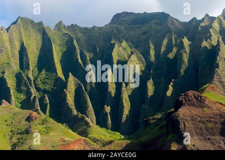 Vista da un'escursione in barca della costa di Na Pali sul lato occidentale dell'Isola Hawaiiana di Kauai, Hawaii, USA. Foto Stock