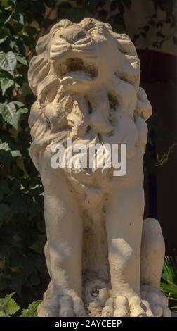 Statua di un piccolo leone che serve come decorazione Foto Stock