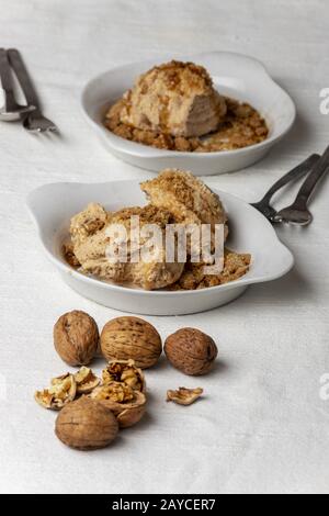 Due porzioni di noce di gelato Foto Stock