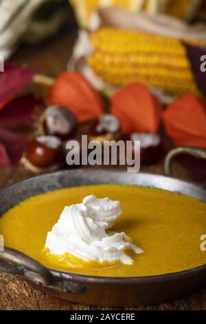 Zuppa di zucca su legno scuro Foto Stock