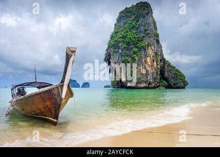 Barca a coda lunga sulla spiaggia di Phra Nang, Krabi, Thailandia Foto Stock