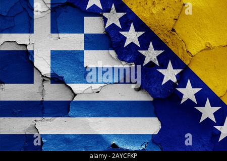 Bandiere di Grecia e la Bosnia ed Erzegovina dipinta sulla parete incrinato Foto Stock