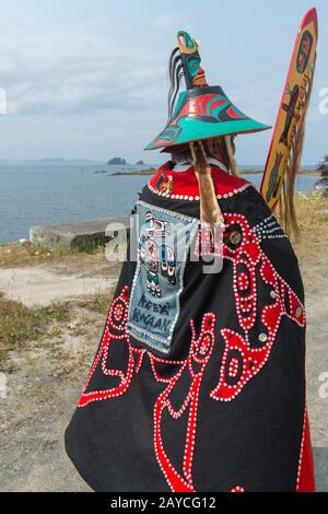 Un anziano della tribù Tlingit che indossa una coperta tradizionale nel villaggio di Kake, un villaggio Tlingit situato sull'isola di Kupreanof dove Frederick Sound incontra Foto Stock