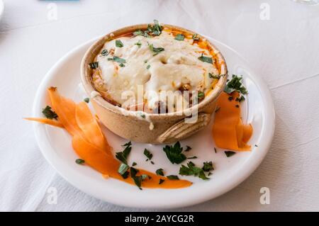 Ramequin di vitello al gratin con formaggio feta al greco Foto Stock