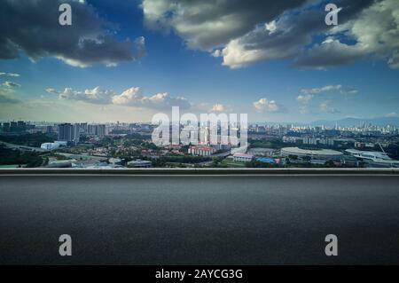 Vista panoramica sul lato della strada asfaltata con lo splendido skyline di Kuala Lumpur. Foto Stock