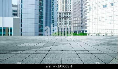 edifici moderni con pavimento quadrato di cemento vuoto Foto Stock