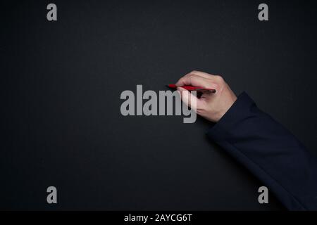 Uomo d'affari scrittura a mano isolato su sfondo nero . Disposizione piatta e vista dall'alto con spazio copia . Foto Stock