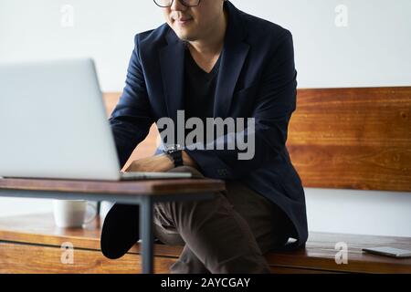 Vista ravvicinata dell'uomo d'affari che usa il laptop . Foto Stock