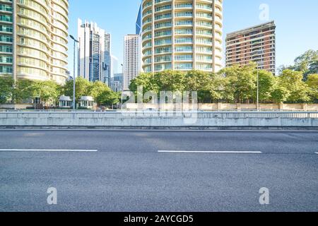 Strada asfaltata vuota ed edifici moderni a Kuala Lumpur Foto Stock