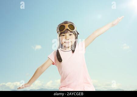 Piccola ragazza asiatica indossare occhiali aviatore e godere dei suoi sogni di viaggio Foto Stock
