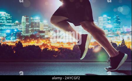Close up di urban runner gambe eseguiti sulla strada notte . Foto Stock