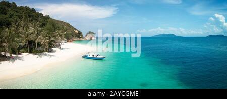 Spiaggia bellissima vista panoramica di un Rawa Island. Spiaggia di sabbia bianca visto da sopra. Malaysia . Foto Stock