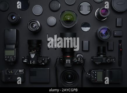 Vista dall'alto piatta di molte fotocamere di marchi sconosciuti Foto Stock