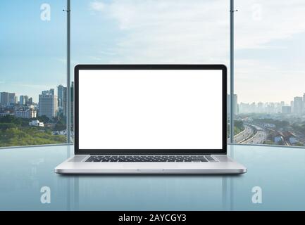 Computer portatile con schermo vuoto sul tavolo. Foto Stock