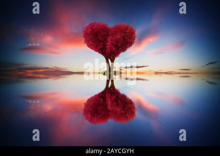 Immagine astratta di lonely colore rosso foglia e amore forma albero a sunrise scena con riflesso nell'acqua. Foto Stock